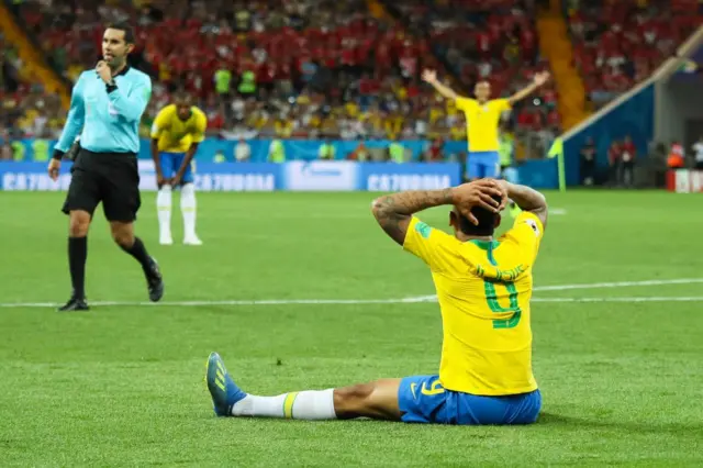 Gabriel Jesus y toda Brasil reclamó una falta inexistente en el área.