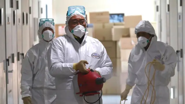 Personal sanitario tomando medidas precautorias.