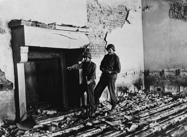 Soldados estadounidenses dentro de las ruinas de Berghof, la casa de Hitler