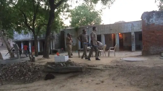 बलात्कार पीड़िता के घर के बाहर सुरक्षाकर्मी