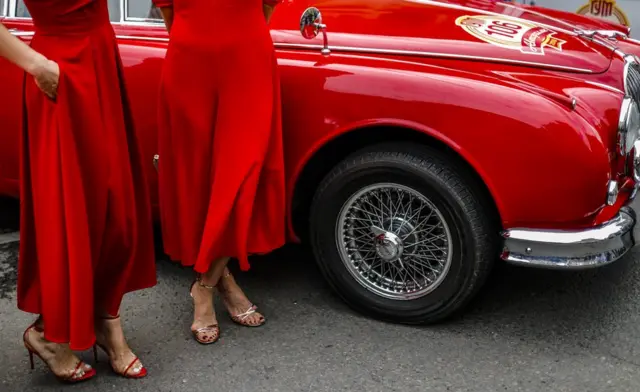 Žene pored automobila „jaguar" na trci u Moskvi