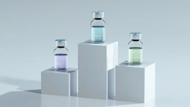 Vacunas en un podio.