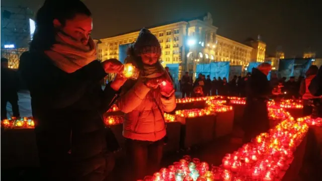 На Майдані запалили сотні лампадок
