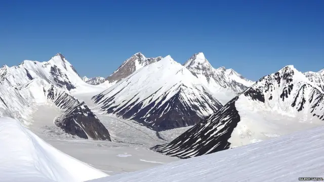 इ फुंगमा हिमनदी आणि साऊथ अर्गन हिमनदीचं जंक्शन