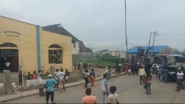 Awon eniyan duro ninu ilu