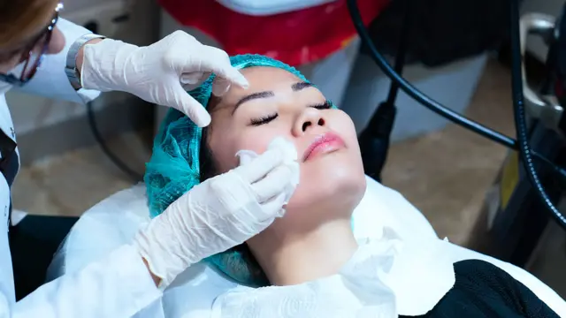 Una mujer siendo operada (foto de archivo)