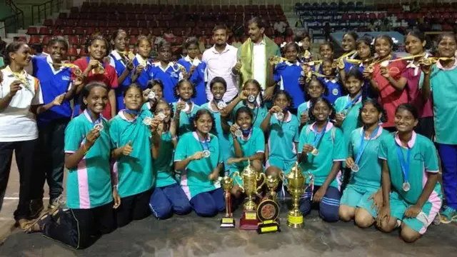 చంద్రంపాలెం జెడ్ పి స్కూలులో విద్యార్థులు