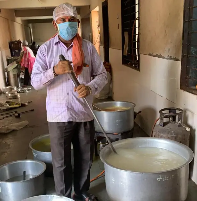 ભોજન તૈયાર કરી રહેલ વ્યક્તિ