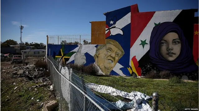 मेक्सिकोलाही या भिंतीसाठी पैसे भरावे लागतील, असा आग्रह ट्रंप यांनी केला आहे.