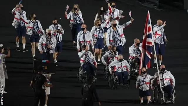 東京パラ】 感染拡大の中で力強い開幕 同じ都市で史上初2度目の夏季大会 - BBCニュース