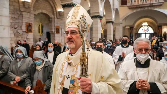 یروشلم کے لاطینی سرپرست پیئربٹسٹا پیزابلا، بیت المقدس میں (خیال کیا جاتا ہے کہ حضرت عیسی کی پیدائش یہاں ہوئی) میں واقع چرچ آف نیٹوٹی میں کرسمس کے اجتماع کے دوران ایک جلوس کی قیادت کر رہے ہیں۔