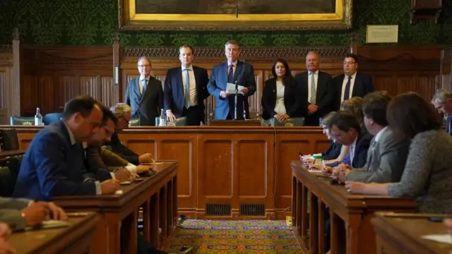 नेतृत्वका लागि भएको प्रतिस्पर्धामा दोस्रो चरणको नतिजा घोषणा गर्दै १९२२ समितिका अध्यक्ष ग्राहम ब्र्याडी