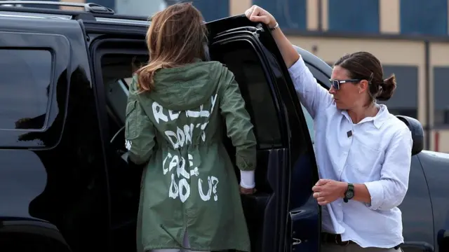 Melania com jaqueta com os dizeres 'I really don't care, do you?'