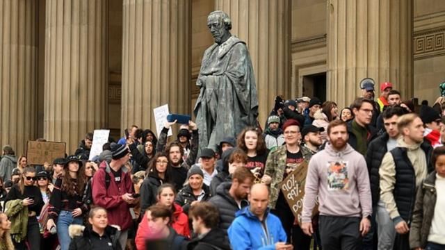 Praça na cidadeaplicativos para apostarLiverpool com centenasaplicativos para apostarpessoas protestando contra vacinas, lockdown e máscaras