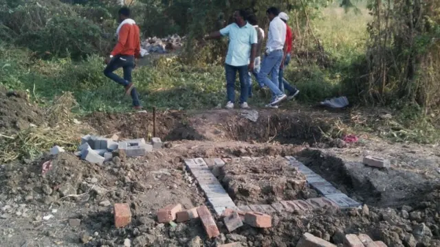 मुंगेली में नए शौचालय का निर्माण हो रहा है