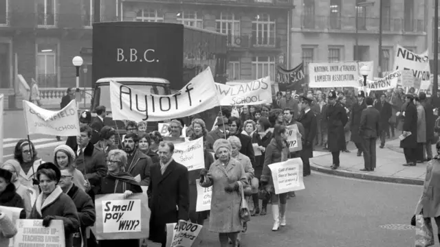 يتراجع عدد أعضاء النقابات العمالية بشكل مطرد منذ العصر الذهبي للعمل النقابي في سبعينيات القرن الماضي