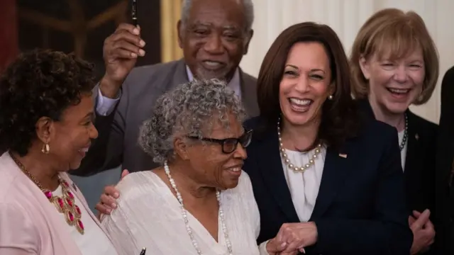 Opal Lee (centro y de blanco) con la vicepresidenta Kamala Harris, durante la firma del acta, 17 de junio de 2021