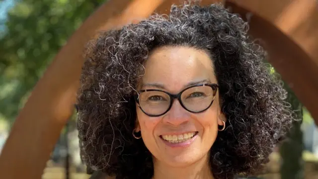 تقول فاليكا سمولدرز إن الناس يتفاعلون بشكل مختلف تماما مع الظروف، لذلك قد يريد البعض الاحتفاظ بتلك الأسماء