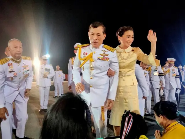 ร.10 และพระราชินี ท่ามกลางพสกนิกรเฝ้ารับเสด็จ