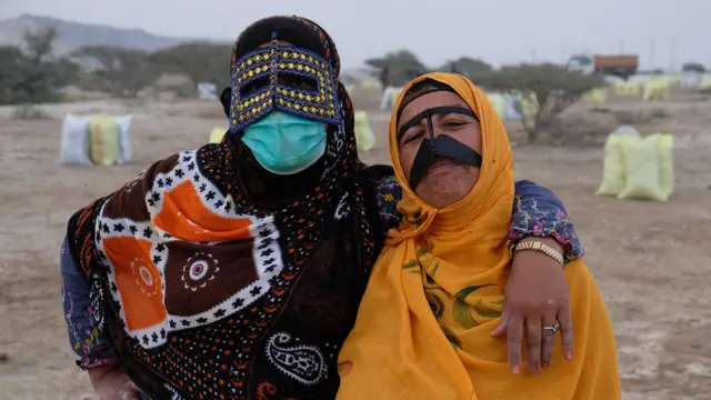 دو زن نقاب‌پوش در جزیره قشم.