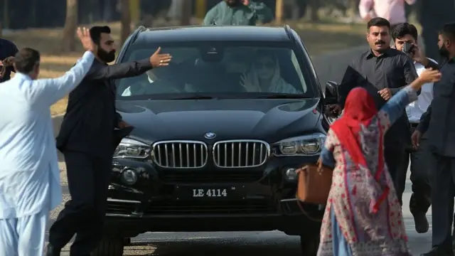 પાકિસ્તાનની કૉર્ટમાં સુનાવણી માટે જઈ રહેલા નવાઝ શરીફના દીકરી મરિયમ