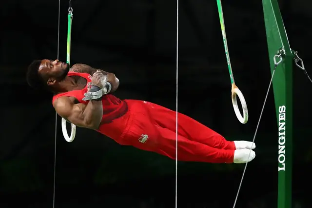 انگلینڈ کے کورٹنی ٹلوچ جمناسٹنگ مقابلوں میں اپنے فن کا مظاہرہ کرتے ہوئے۔