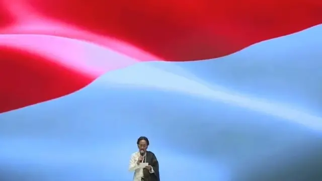 Sukmawati Soekarnoputri saat membacakan puisinya di Indonesia Fashion Week.