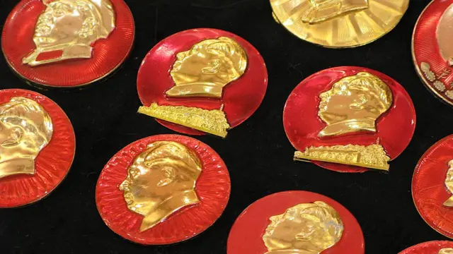 一批在香港展出的毛澤東像章(BBC中文資料圖片)