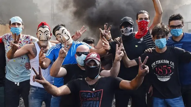 வாட்ஸ் ஆப்-க்கு வரி விதித்த நாடு, கிளர்ந்தெழுந்த மக்கள் - பின்வாங்கிய அரசு