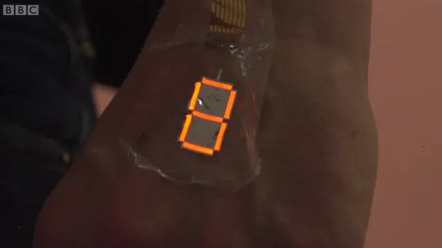 தோலின் அசைவுக்கேற்ப மின்சாரத்தை கடத்தும் ஒளி உமிழும் டியோடுகள் இதில் உள்ளன.