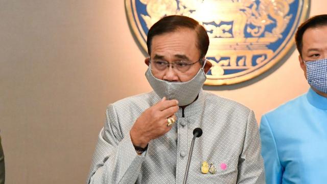 Thủ tướng Prayuth Chan-ocha của Thái Lan gần đây đã xuất hiện với khẩu trang vải đi đôi với trang phục của mình