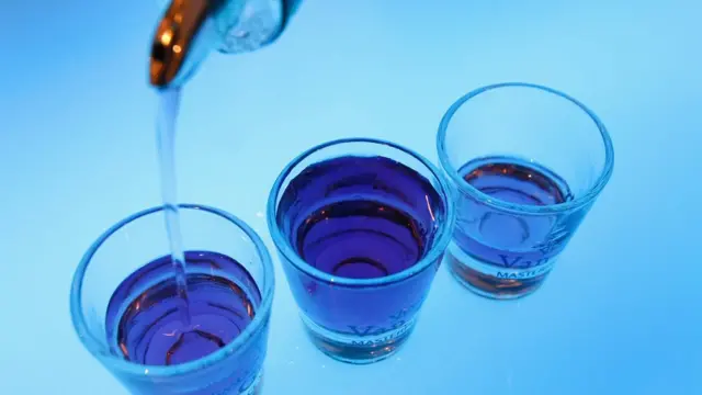 வோட்காவை காலி செய்துவிட்டு 8 கோடி ரூபாய் மதிப்புள்ள தங்க பாட்டிலை வீசிச் சென்ற திருடர்