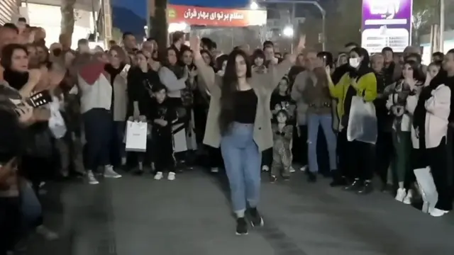 Жамоат жойида ташкил қилинган рақс ва рақсга тушаётган рўмолсиз эронлик аёллар