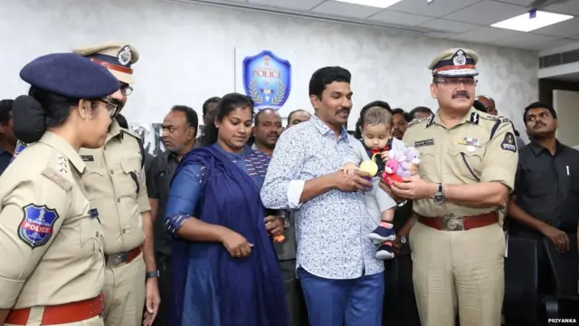 ਹੈਦਰਾਬਾਦ ਦੇ ਪੁਲਿਸ ਕਮਿਸ਼ਨਰ ਅੰਜਨੀ ਕੁਮਾਰ ਨੇ ਕਾਂਸਟੇਬਲ ਜੋੜੇ ਨੂੰ ਉਨ੍ਹਾਂ ਦੇ ਕੰਮ ਲਈ ਸ਼ਾਬਾਸ਼ੀ ਦਿੱਤੀ ਹੈ।