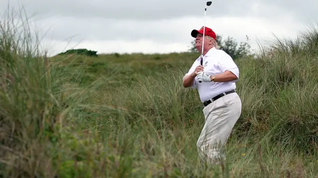 Donald Trump jugando golf