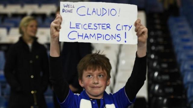Aficionado con un cartel felicitando a Ranieri