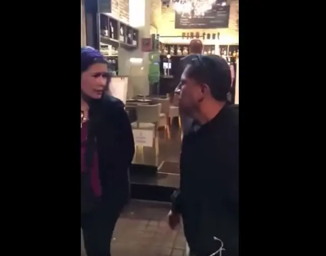 La periodista Maripili Hernández en el video en que dos opositores al gobierno la increpan.