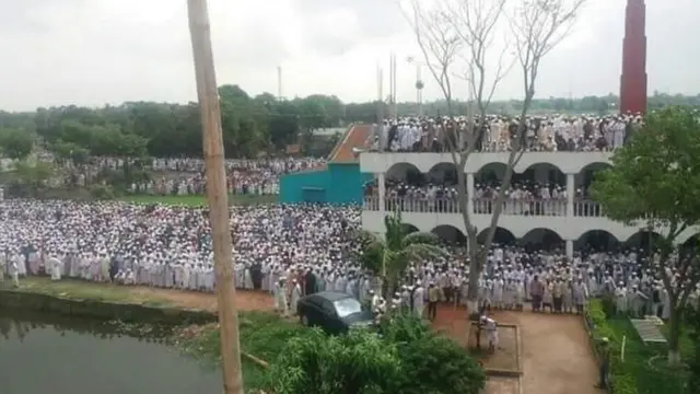 পুলিশ বলছে হঠাৎ এত বড় মাত্রার জনসমাগম নিয়ন্ত্রণে তাদের কিছুই করার ছিল না