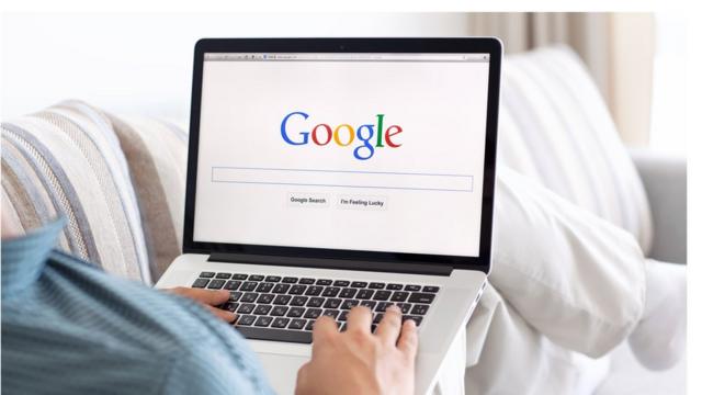 Persona usando Google en un laptop