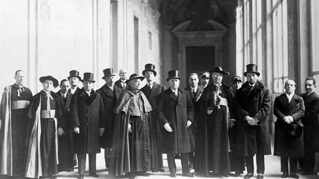 Comitivas do governo italiano e da Santa Sé, na assinatura do Tratadoos melhores cassinosLatrão. Cardeal Gasparri e Mussolini estão no centro da foto