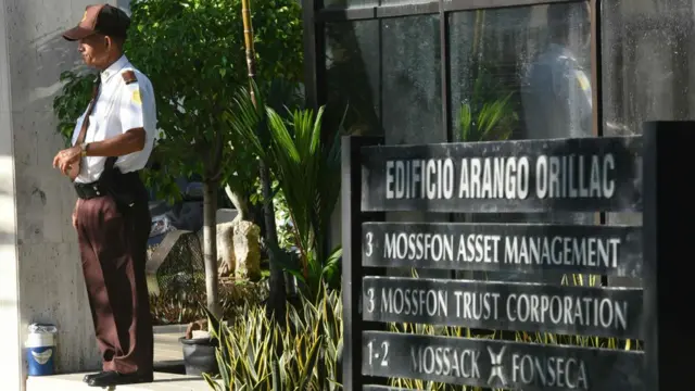 Un guardia custodia la entrada de la sede de Mossack Fonseca en Ciudad de Panamá.