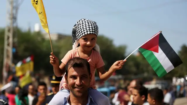 فلسطينيون وقفوا في غزة انتظارا لوصول رئيس الوزراء لتحيته