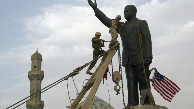 ২০০৩এর এপ্রিলে আমেরিকান নৌ সেনারা বাগদাদে সাদ্দাম হুসেনের মূর্তি টেনে নামায়