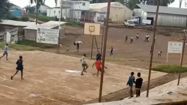 Abana bakina mu nkambi ya Gihembe mu Rwanda ku itariki ya 20 y'ukwezi kwa gatandatu mu 2021