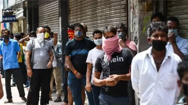 शराब के लिए लाइन में लगे लोग (फाइल फोटो)