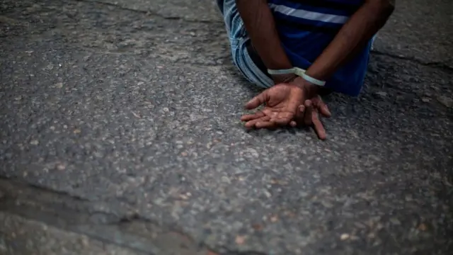 Mãos negras algemadas