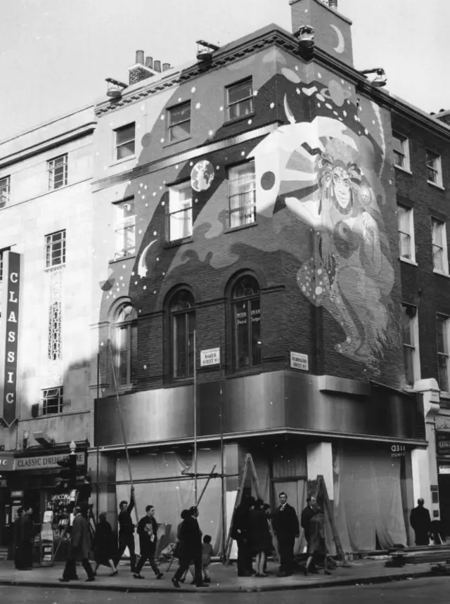 Раскрашенный психоделической образностью фасад магазина Apple на Бейкер-стрит