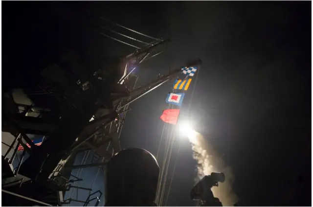 美国海军导弹驱逐舰罗斯号（USS Ross）在地中海东部向叙利亚发射战斧巡航导弹。