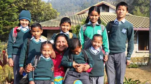 अनाथ बच्चाहरूलाई आमाको न्यानो काख