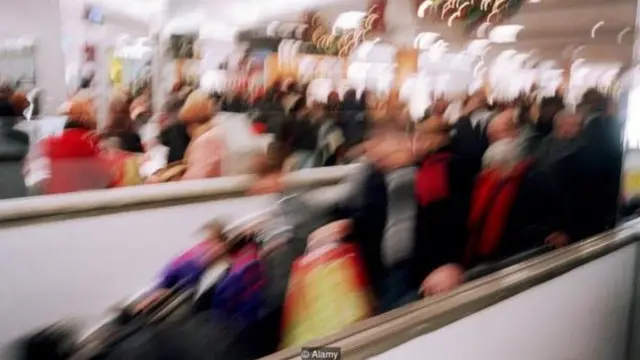 Əksəriyyətimiz əslində aldığımız şeylərə aludə deyilik. Bu daha çox bazarlıq prosesinin yaratdığı vərdişdir